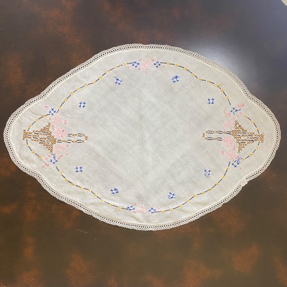 Vintage Handmade Embroidered Table Linens Ice Cream Sundae Oblong Dresser Scarf - Picture 3 of 7